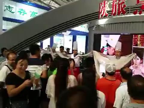 高招会上我院学子精彩的拉面表演！
