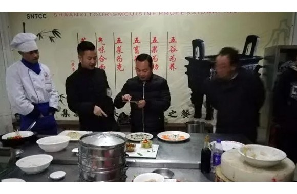 石泉职中副校长曾云峰一行回访在我院学习的学生