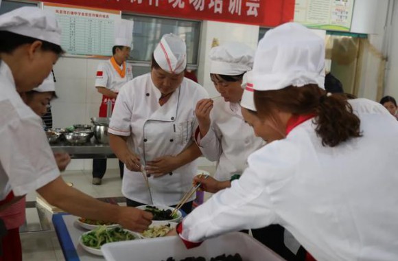 陕西凤县🦔：国家级烹饪大师指导校（园）营养餐工作