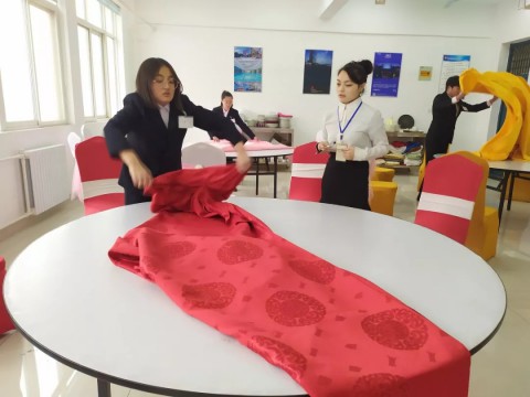 以赛促学！彩神举办酒店管理专业“中西餐宴会摆台”比赛