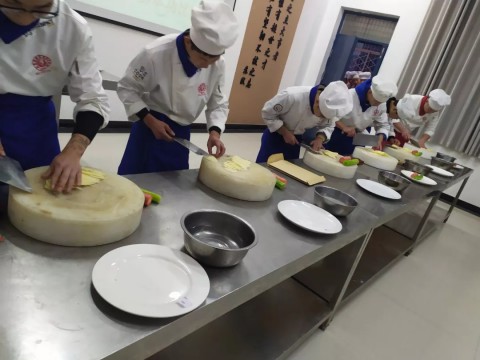 赛台看刀功🙎🏿‍♂️！彩神举行烹调工艺与营养专业基本功比赛
