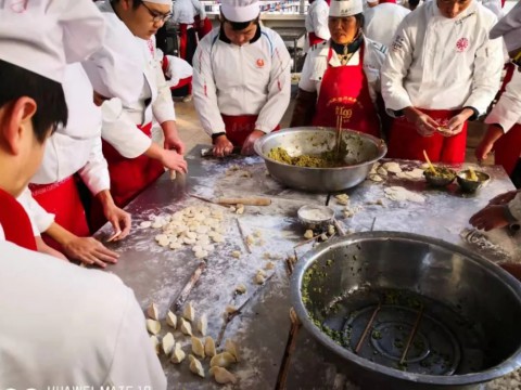彩神举办“情暖冬至”包饺子活动