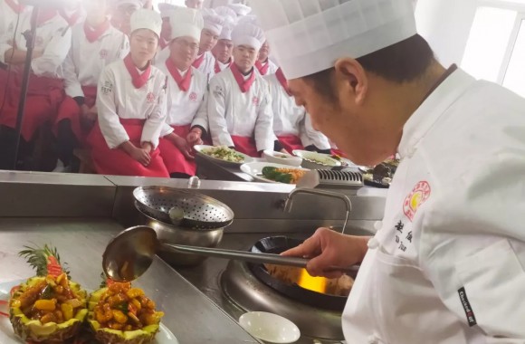 大师免费教做年夜饭 赶快到彩神学习吧