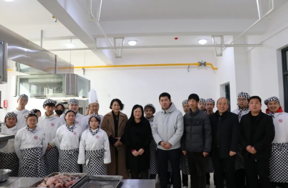 热烈欢迎中国民办教育协会职业教育专业委员会理事长蔺琪一行莅临我院参观指导工作