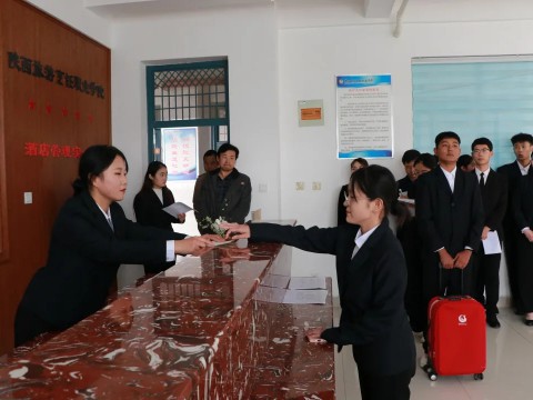 我院酒旅专业组织2021级新生开展前厅服务实训考核