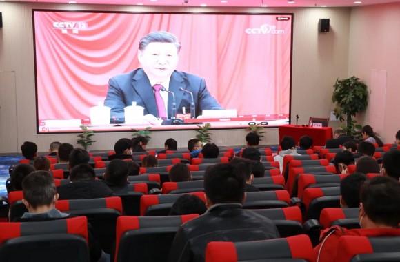 我院党委组织中层以上领导干部、学生干部集中收看十九届六中全会精神新闻发布会