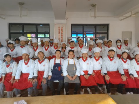 大师进校园|感受烹饪艺术魅力！我院特邀袁伟先生来校开展讲学活动