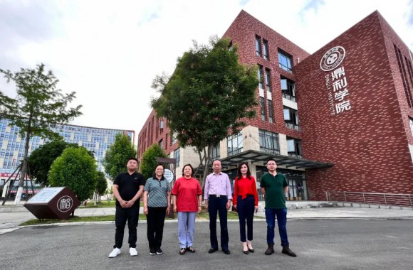 为推动职业教育深入发展，我院领导赴希望教育集团考察学习