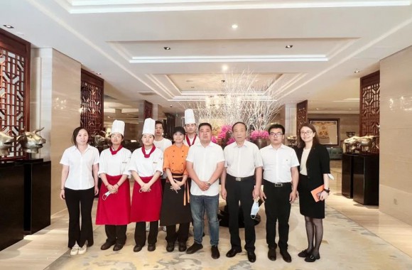 我院党委书记及部分教师赴校企合作单位看望慰问顶岗实习学生