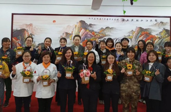 巾帼绽芳华 悠悠师韵长 | 致彩神全体女教职工“三八”妇女节的一封信