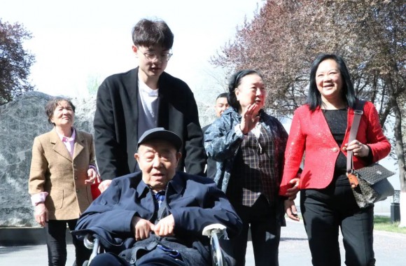 热烈欢迎省委原副书记牟玲生和夫人蔡清荪莅临我院指导工作