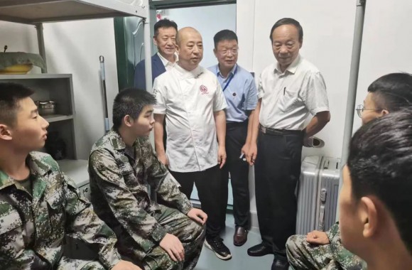 关怀入寝 以心暖新 | 学院领导深入学生宿舍走访慰问2023级大一新生