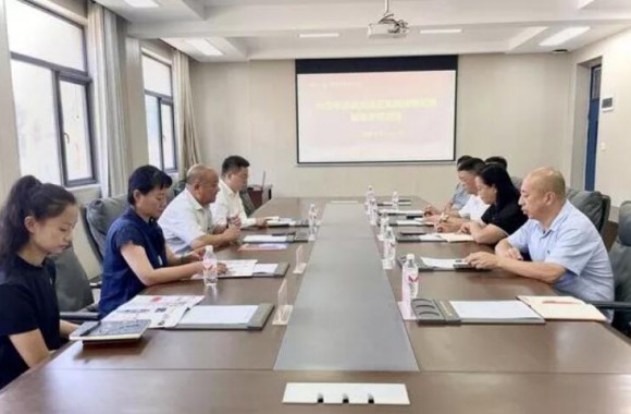 长安航空党委书记侯占发一行到彩神参观交流